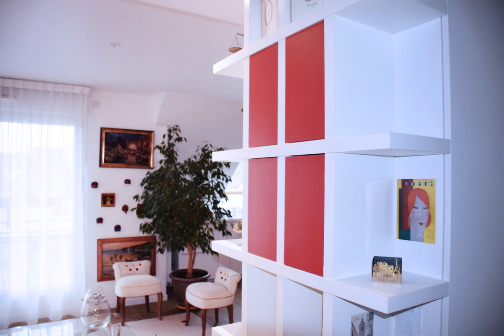 Modelo de salón actual pequeño sin chimenea con paredes rojas, suelo de madera clara y suelo marrón