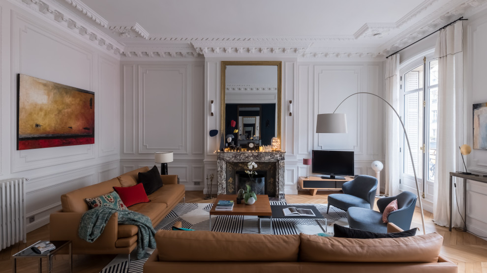 Fernseherloses, Offenes Modernes Wohnzimmer mit weißer Wandfarbe, hellem Holzboden, Kamin, Kaminumrandung aus Stein und beigem Boden in Paris