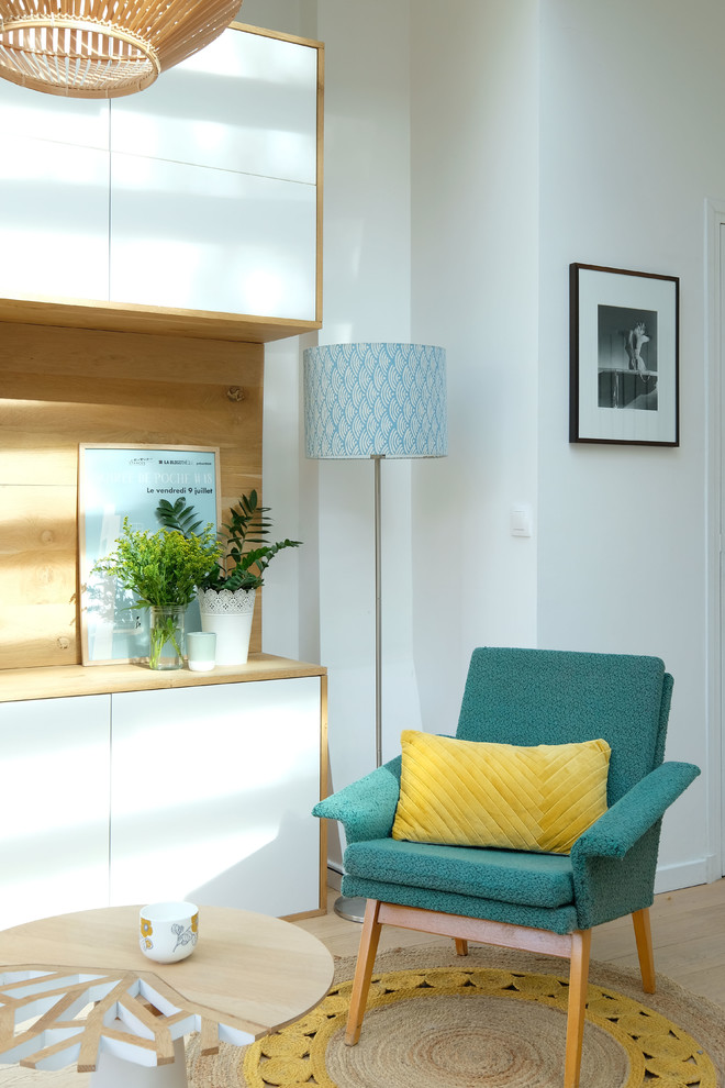 Bild på ett mellanstort minimalistiskt allrum med öppen planlösning, med vita väggar och ljust trägolv