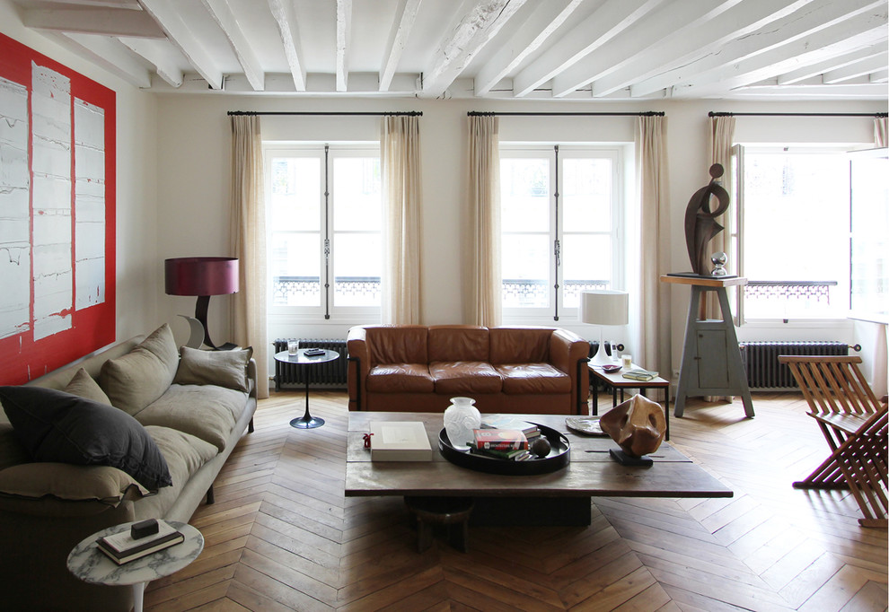 Großes, Repräsentatives, Fernseherloses, Offenes Klassisches Wohnzimmer mit weißer Wandfarbe und braunem Holzboden in Paris