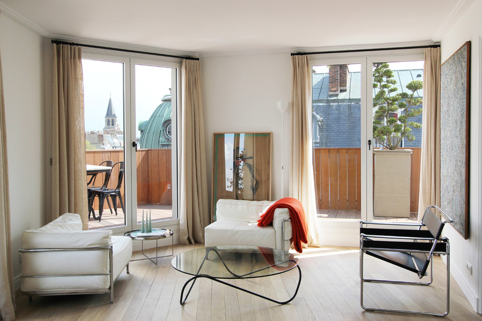 Идея дизайна: маленькая изолированная гостиная комната в стиле модернизм с белыми стенами и светлым паркетным полом без камина, телевизора для на участке и в саду