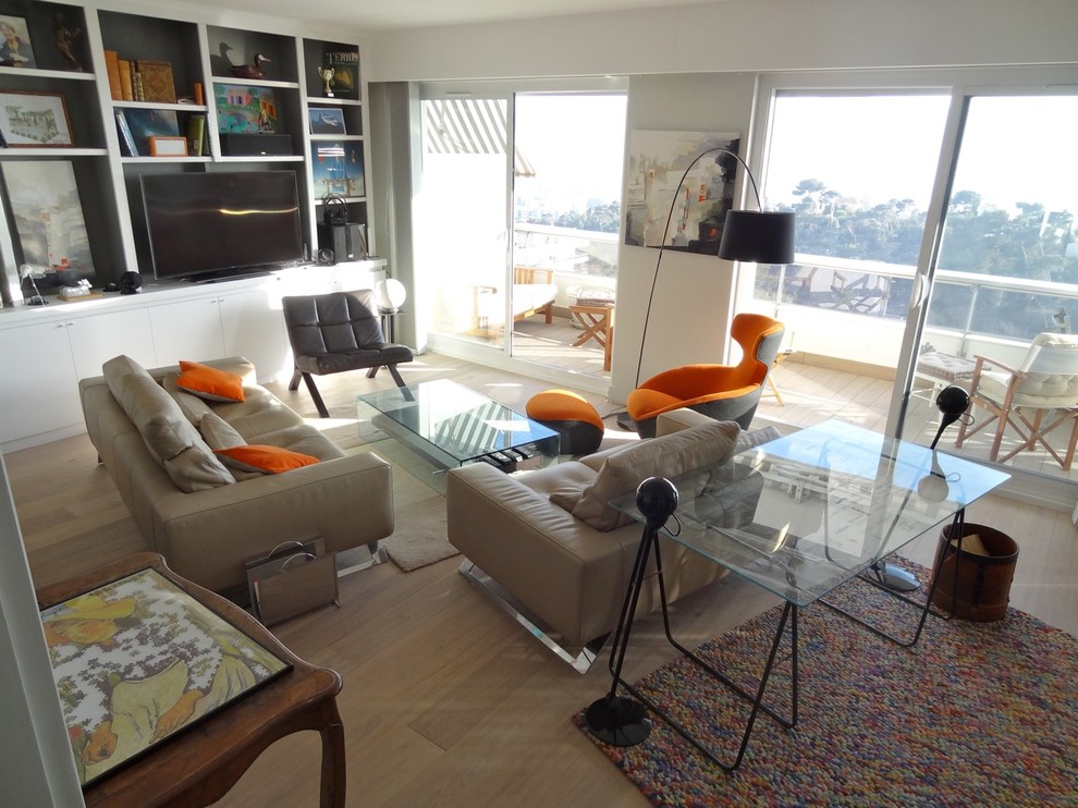 Стильный дизайн: открытая гостиная комната среднего размера в современном стиле с серыми стенами, светлым паркетным полом и мультимедийным центром - последний тренд