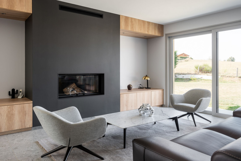 Réalisation d'un grand salon minimaliste ouvert avec un mur gris et une cheminée standard.