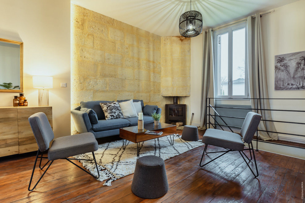Großes, Fernseherloses, Offenes Mediterranes Wohnzimmer ohne Kamin mit gelber Wandfarbe, dunklem Holzboden und braunem Boden in Bordeaux
