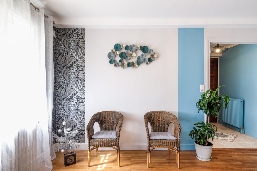 Idee per un soggiorno bohémian di medie dimensioni e aperto con pareti beige, parquet scuro e pavimento marrone