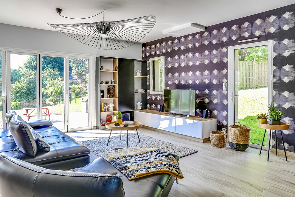 Esempio di un soggiorno bohémian con pareti multicolore, parquet chiaro, TV autoportante e pavimento beige