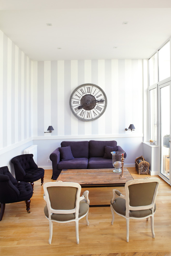 Imagen de salón cerrado clásico de tamaño medio sin televisor con suelo de madera en tonos medios y paredes púrpuras