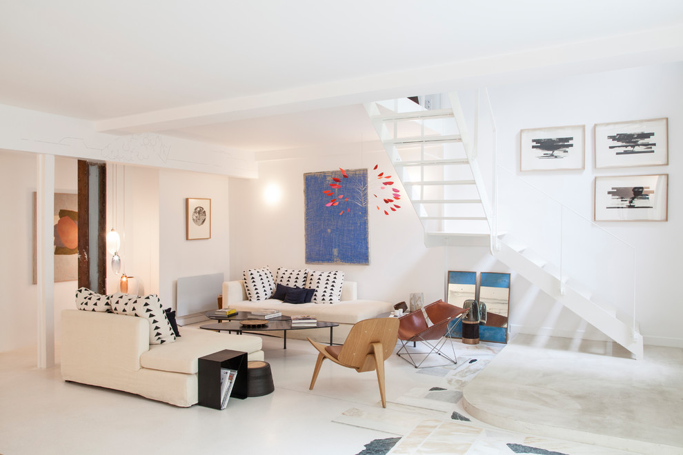 Idee per un soggiorno design aperto con pareti bianche e pavimento bianco