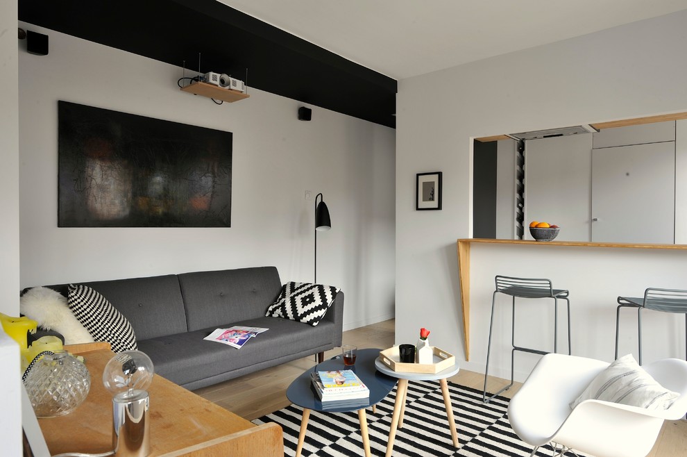 Idéer för att renovera ett mellanstort nordiskt separat vardagsrum, med en hemmabar, vita väggar och ljust trägolv