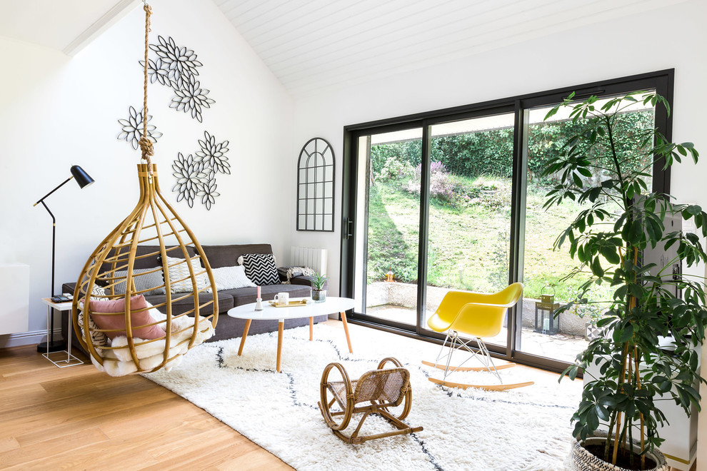 Immagine di un soggiorno nordico aperto con sala formale, pareti bianche, parquet chiaro e pavimento beige