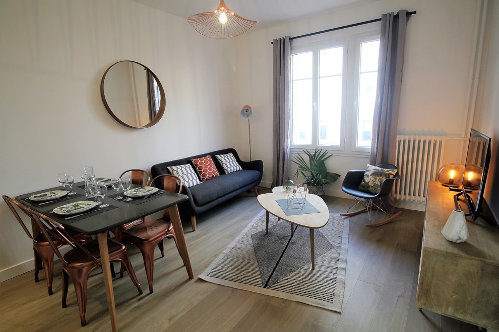 Aménagement d'un salon scandinave de taille moyenne et ouvert avec parquet clair, un téléviseur indépendant, un mur blanc et un sol beige.