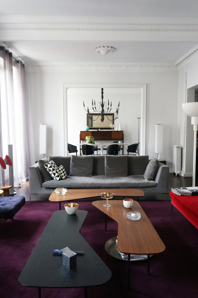 Abgetrenntes, Großes, Fernseherloses Modernes Wohnzimmer ohne Kamin mit weißer Wandfarbe in Bordeaux