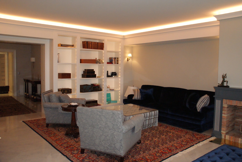 Idee per un grande soggiorno tradizionale aperto con pareti beige, pavimento in marmo, camino classico, cornice del camino in mattoni e pavimento beige
