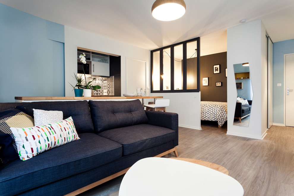 Kleines, Offenes Skandinavisches Wohnzimmer mit blauer Wandfarbe und Laminat in Angers
