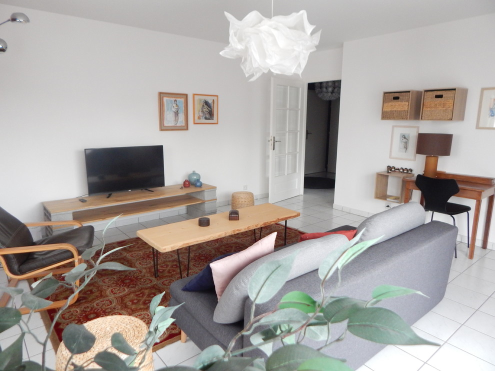 Modelo de salón cerrado ecléctico grande con suelo de baldosas de cerámica, televisor independiente y suelo blanco