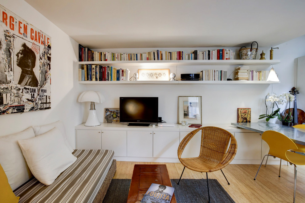 Idées déco pour un grand salon contemporain avec une bibliothèque ou un coin lecture, un mur blanc, parquet clair, aucune cheminée, un téléviseur indépendant et un sol marron.