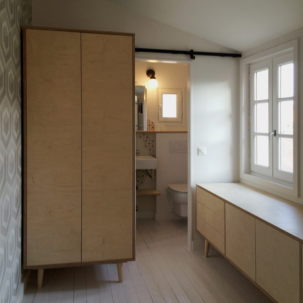На фото: маленькая открытая гостиная комната в скандинавском стиле с белыми стенами, деревянным полом и белым полом без камина, телевизора для на участке и в саду с