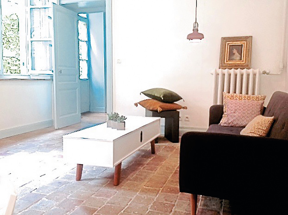 Mittelgroßes, Repräsentatives, Fernseherloses, Offenes Eklektisches Wohnzimmer ohne Kamin mit weißer Wandfarbe, Terrakottaboden und rosa Boden in Lyon