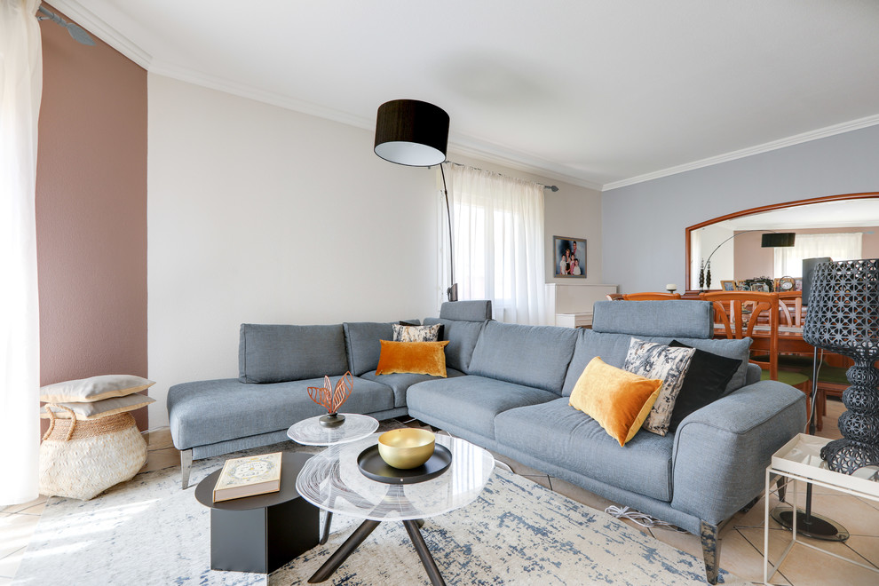 Repräsentatives, Offenes, Mittelgroßes Modernes Wohnzimmer ohne Kamin mit Keramikboden, TV-Wand und beigem Boden in Montpellier