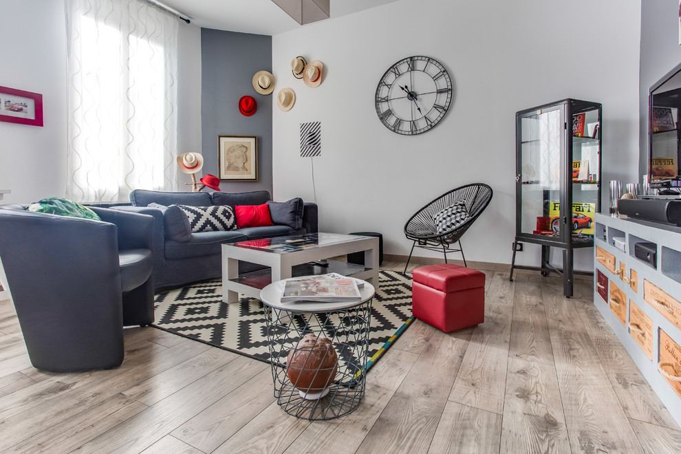 Foto di un grande soggiorno contemporaneo aperto con pareti bianche, pavimento in laminato, TV autoportante e pavimento marrone