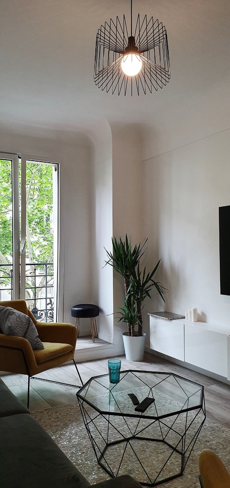 Réalisation d'un petit salon minimaliste fermé avec un mur blanc, un sol en carrelage de céramique et un téléviseur fixé au mur.