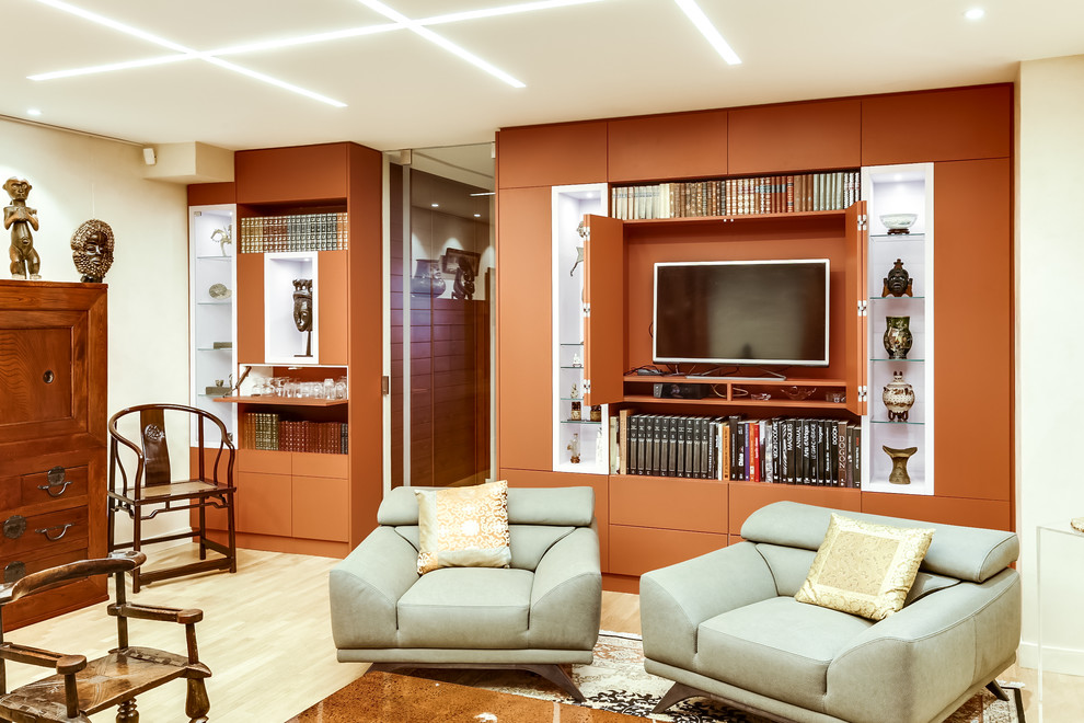 Modelo de salón con rincón musical asiático con paredes beige, suelo de madera clara y pared multimedia