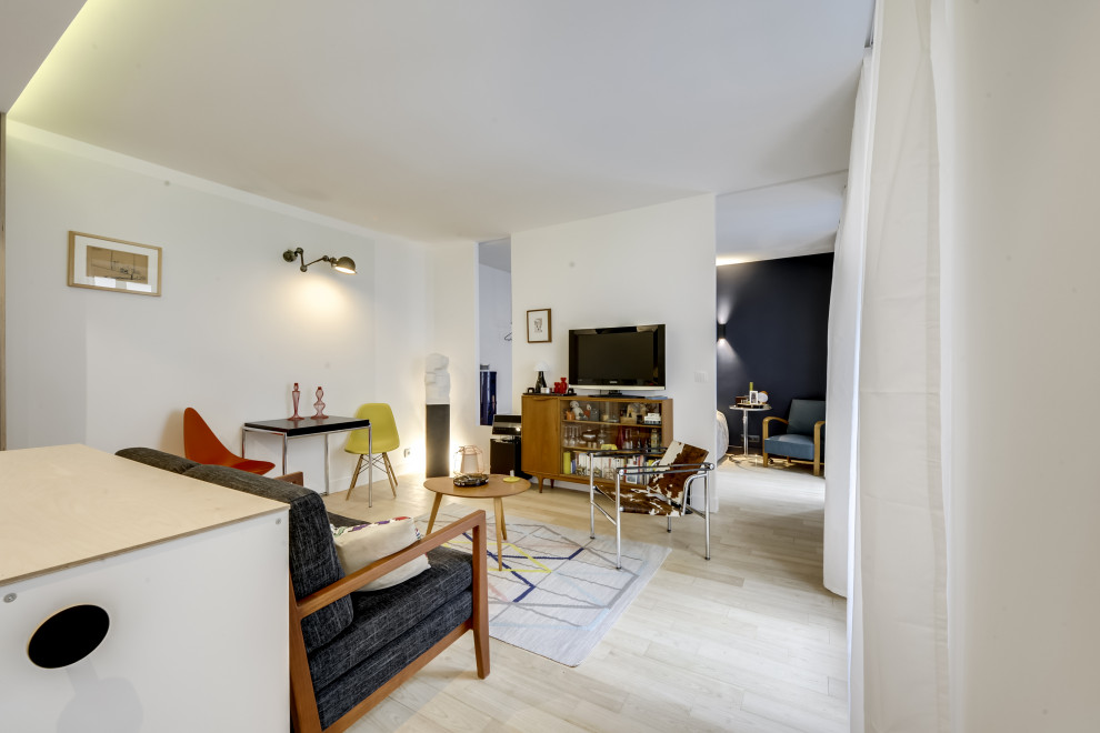 Exemple d'un petit salon tendance ouvert avec un mur blanc, un sol en linoléum, aucune cheminée, un téléviseur indépendant et un sol beige.