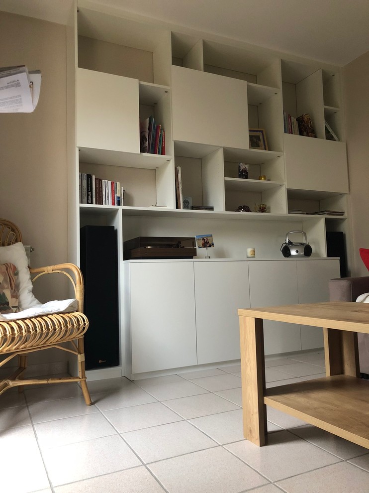 Example of a mid-sized trendy open concept ceramic tile and white floor living room library design in Clermont-Ferrand with white walls and no tv