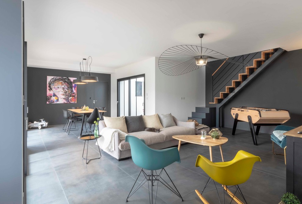 Idee per un soggiorno design aperto con pareti grigie e pavimento grigio