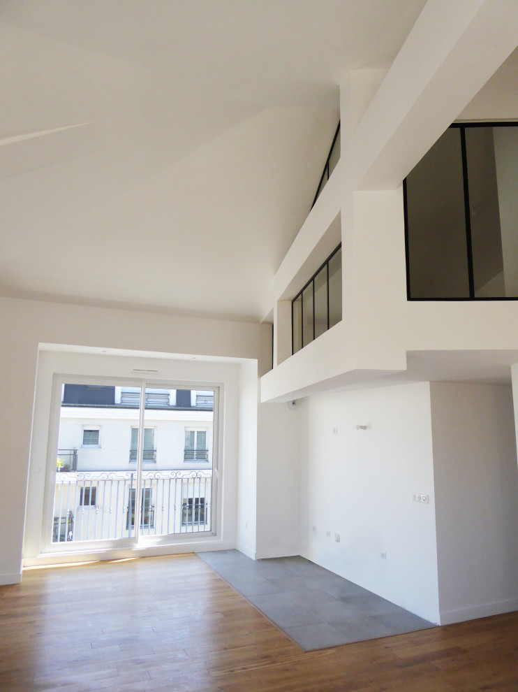 Foto de salón abierto minimalista de tamaño medio con paredes blancas, suelo de madera en tonos medios y vigas vistas
