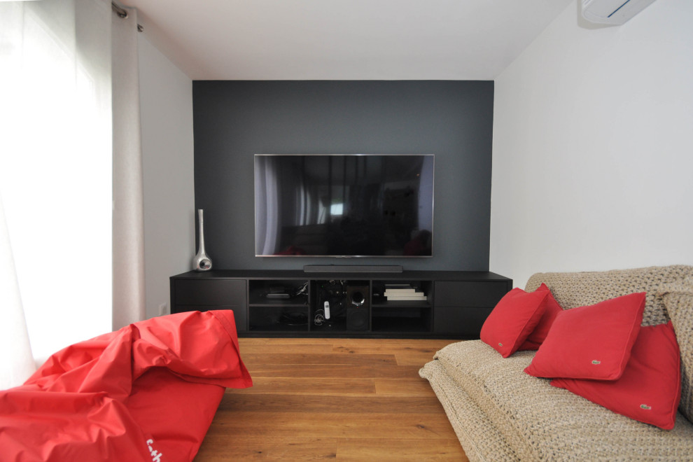Ispirazione per un soggiorno minimal chiuso e di medie dimensioni con TV a parete, pareti bianche, pavimento beige, pavimento in legno massello medio e soffitto ribassato