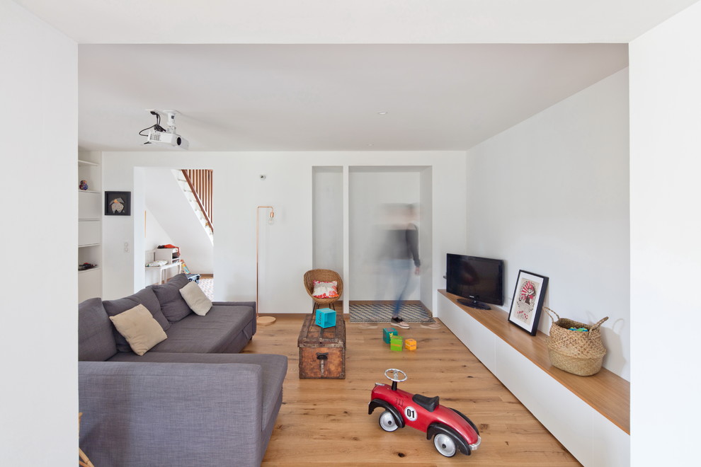 Mittelgroßes, Offenes Modernes Wohnzimmer mit hellem Holzboden in Nantes