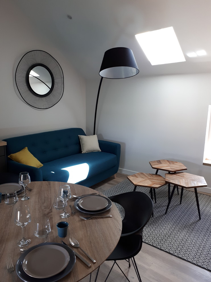 Inspiration pour un salon mansardé ou avec mezzanine nordique de taille moyenne avec un mur gris, un sol en vinyl, un téléviseur indépendant et un sol beige.