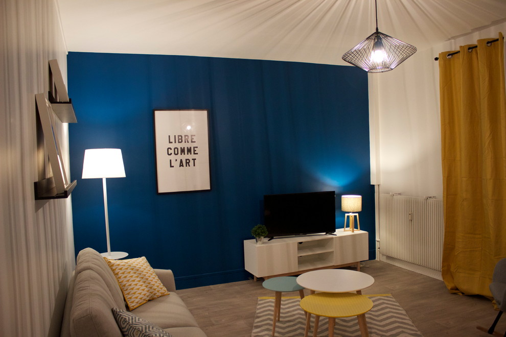 Idee per un soggiorno scandinavo di medie dimensioni e chiuso con pareti blu, pavimento in linoleum, nessun camino, TV autoportante e pavimento beige