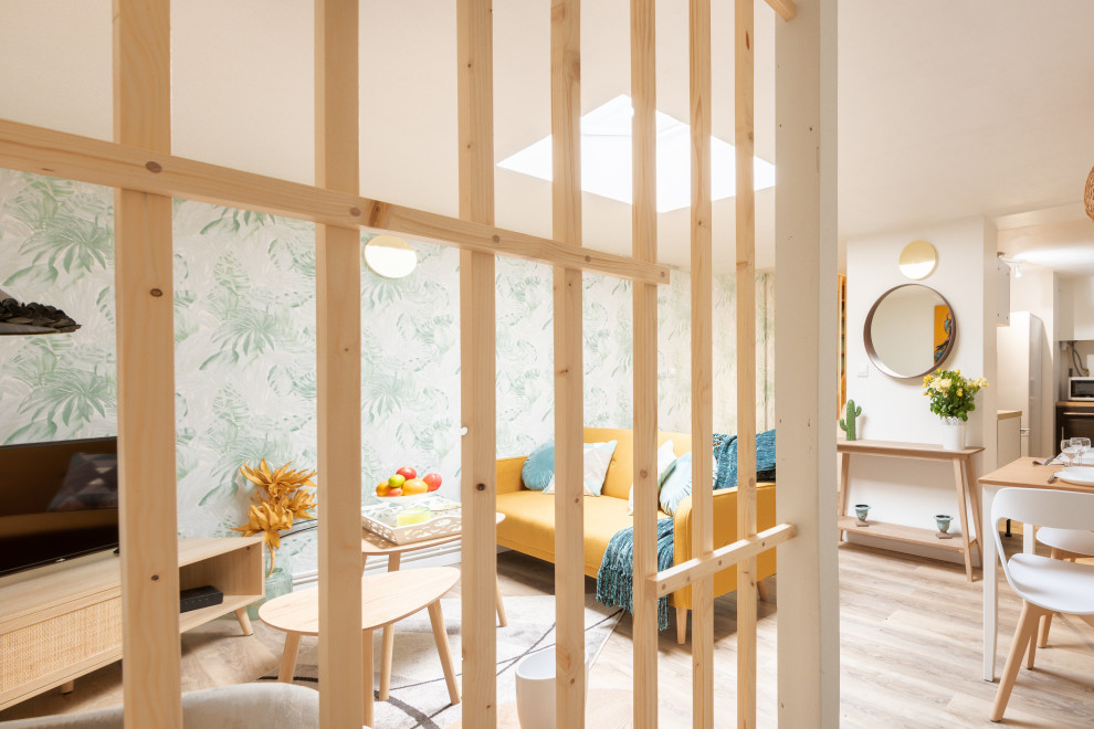 Свежая идея для дизайна: маленькая открытая гостиная комната в скандинавском стиле с зелеными стенами, полом из фанеры, телевизором в углу, коричневым полом, многоуровневым потолком и обоями на стенах без камина для на участке и в саду - отличное фото интерьера