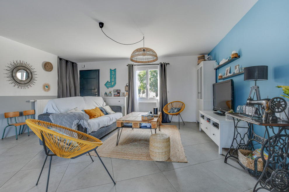 Idee per un soggiorno costiero di medie dimensioni con pareti bianche, pavimento con piastrelle in ceramica e pavimento grigio