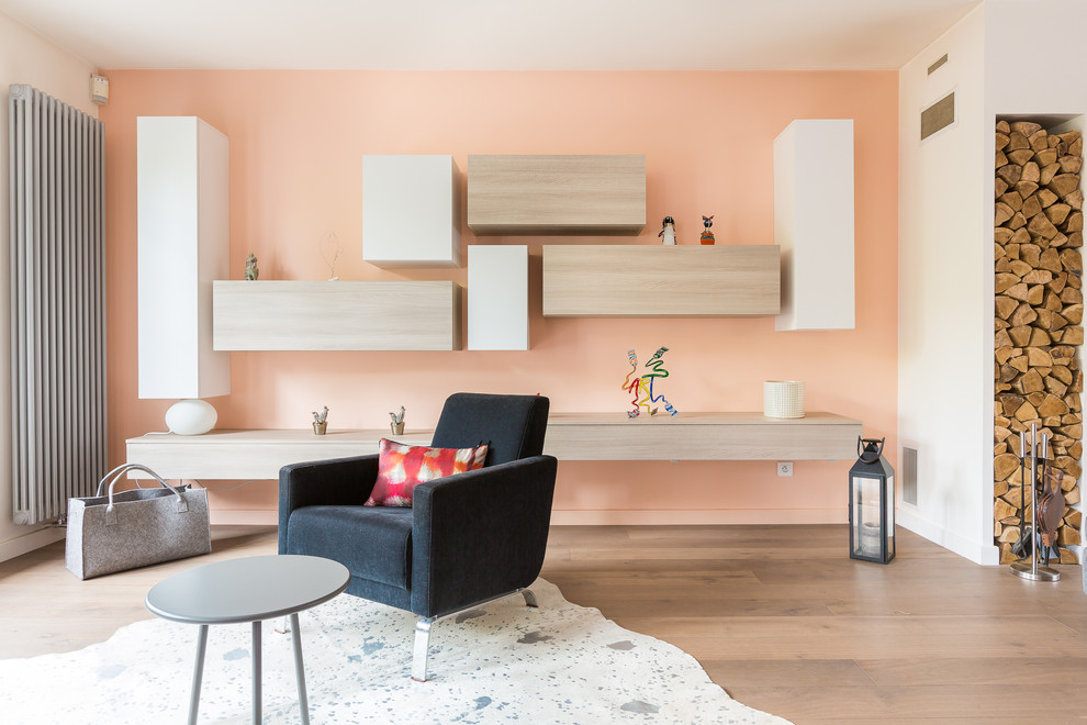 Idee per un soggiorno design con pareti arancioni e parquet chiaro