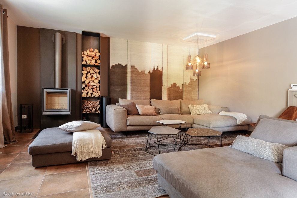 Bild på ett stort eklektiskt separat vardagsrum, med bruna väggar, klinkergolv i keramik, en öppen vedspis, en spiselkrans i metall och en dold TV