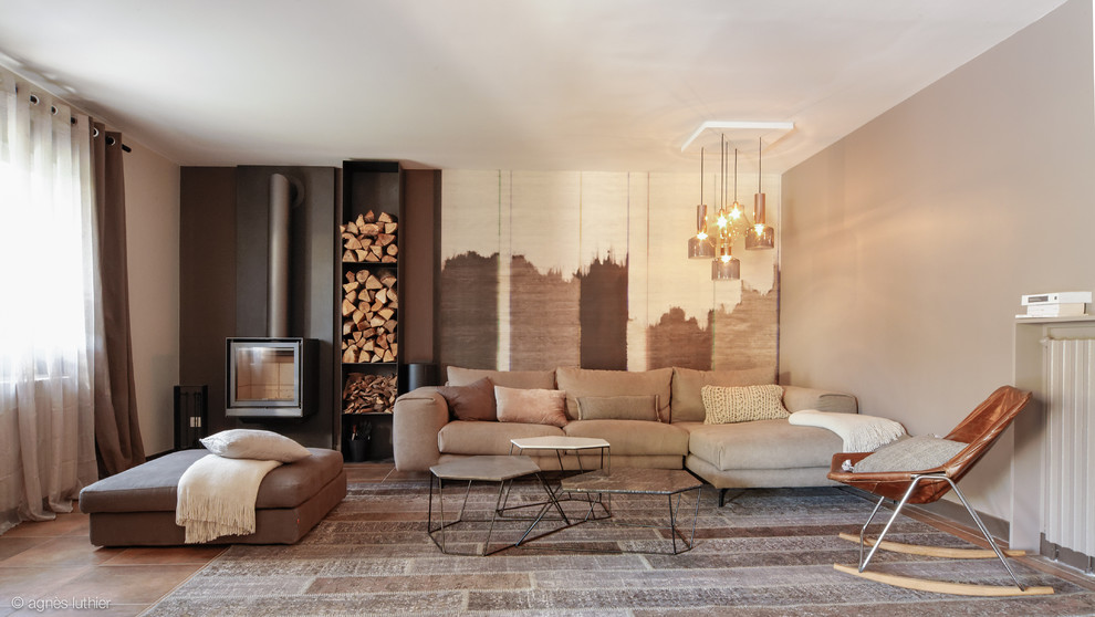 Источник вдохновения для домашнего уюта: большая изолированная гостиная комната в стиле фьюжн с коричневыми стенами, полом из керамической плитки, печью-буржуйкой, фасадом камина из металла и скрытым телевизором