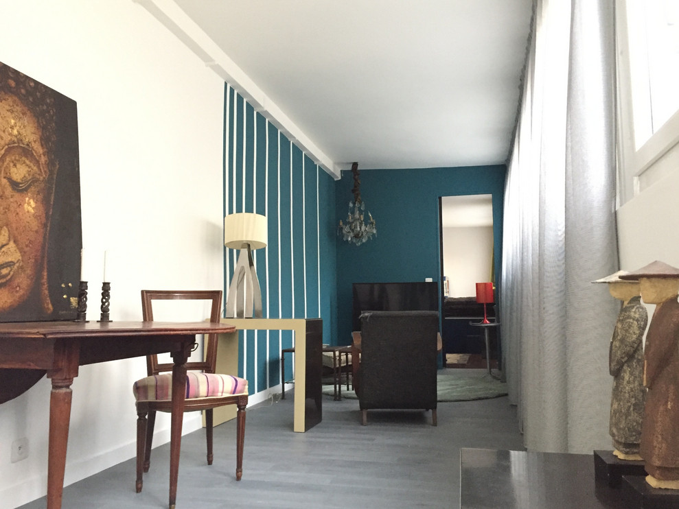 Immagine di un piccolo soggiorno boho chic aperto con pareti verdi, pavimento in legno verniciato e pavimento grigio