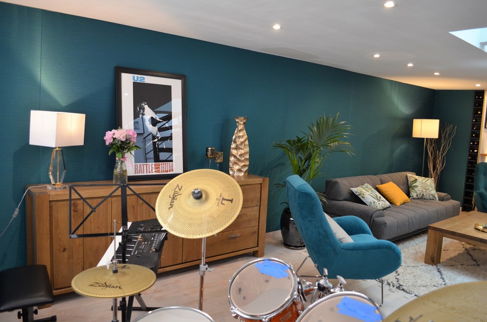 Idee per un grande soggiorno minimal aperto con sala della musica, pareti blu, parquet chiaro, nessun camino e pavimento beige