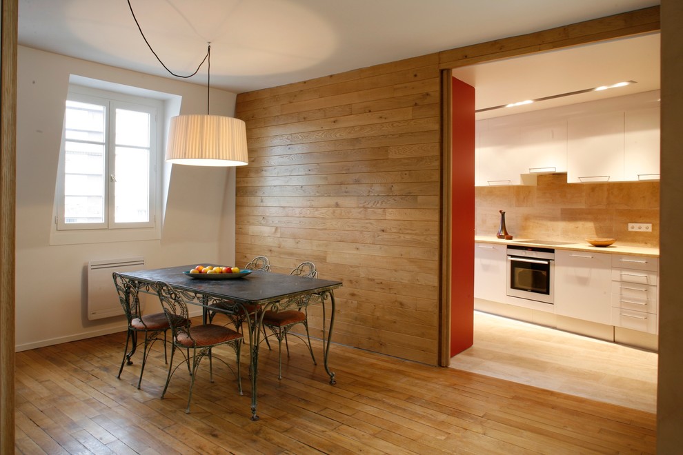 Minimalist living room photo in Paris