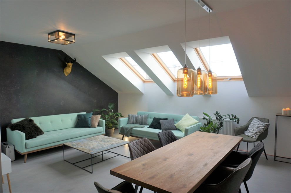 Offenes Modernes Wohnzimmer mit grauer Wandfarbe und grauem Boden