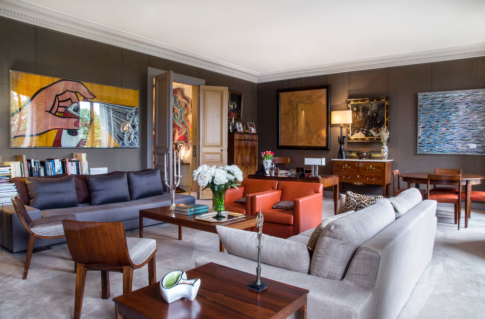 Стильный дизайн: гостиная комната в классическом стиле с серыми стенами и ковровым покрытием - последний тренд
