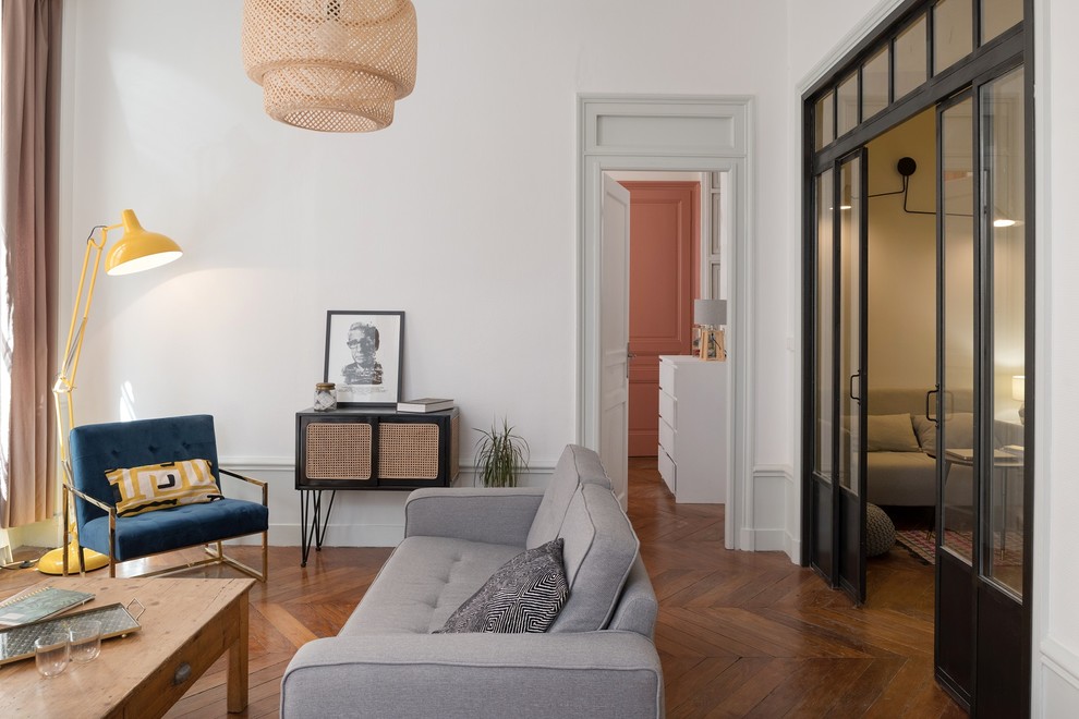 Foto de salón para visitas contemporáneo con paredes blancas, suelo de madera en tonos medios y suelo marrón