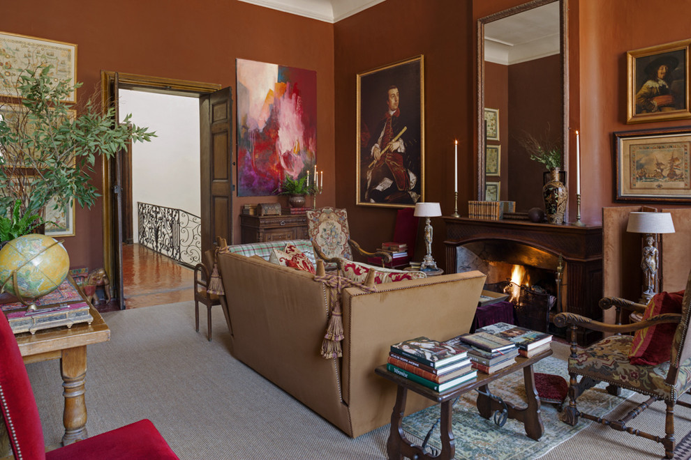 На фото: изолированная гостиная комната среднего размера в классическом стиле с с книжными шкафами и полками, стандартным камином, фасадом камина из металла, ковровым покрытием, коричневыми стенами и коричневым диваном без телевизора