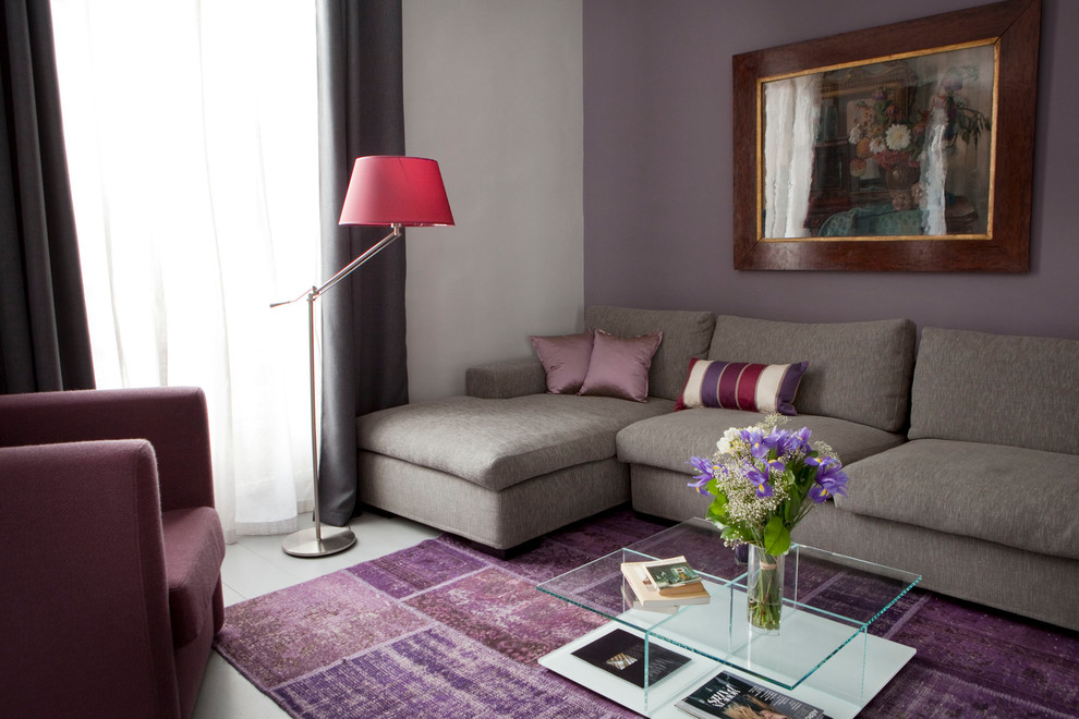 Réalisation d'un salon design de taille moyenne et ouvert avec un mur violet, parquet peint, aucune cheminée, un téléviseur fixé au mur et un sol gris.