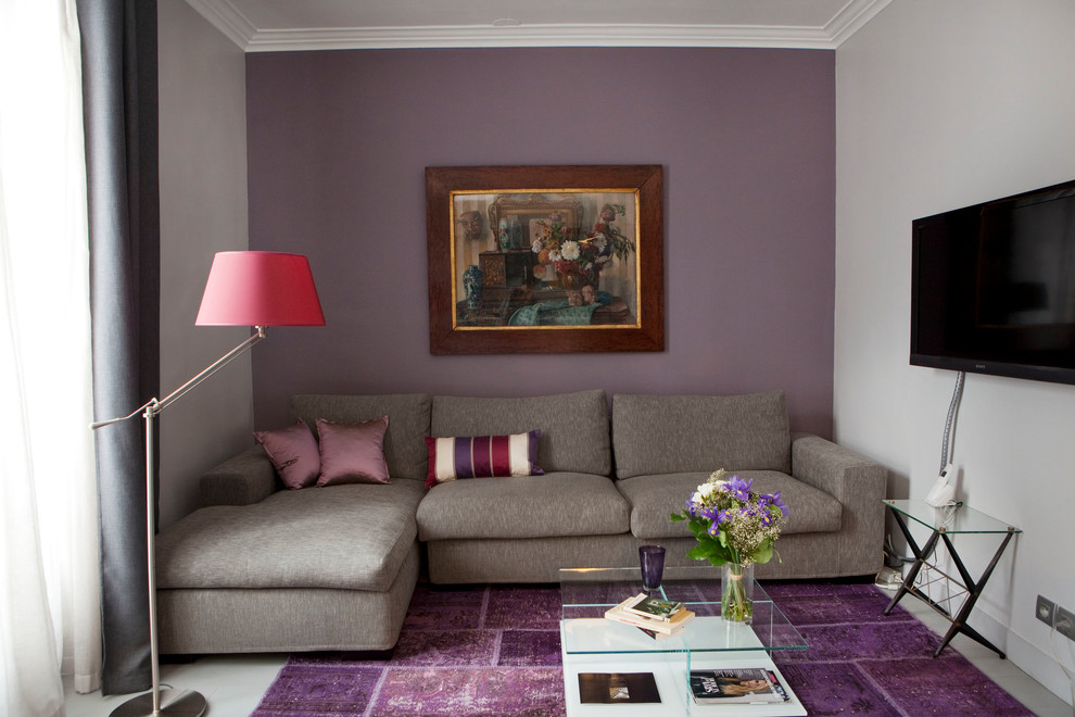 Idée de décoration pour un salon design de taille moyenne et ouvert avec un mur violet, parquet peint, aucune cheminée, un téléviseur fixé au mur et un sol gris.