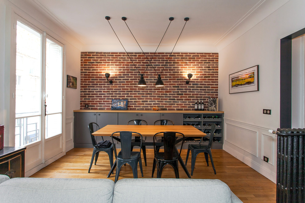 Industrial Wohnzimmer mit weißer Wandfarbe, braunem Holzboden und braunem Boden in Paris