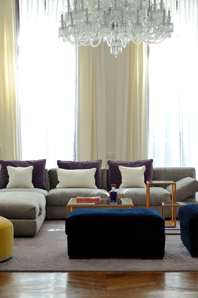 На фото: гостиная комната в стиле модернизм с белыми стенами и светлым паркетным полом